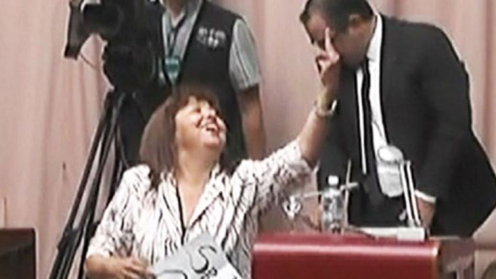 La diputada Viviana Navarro reaccionó contra el público que la silbó en la Legislatura.