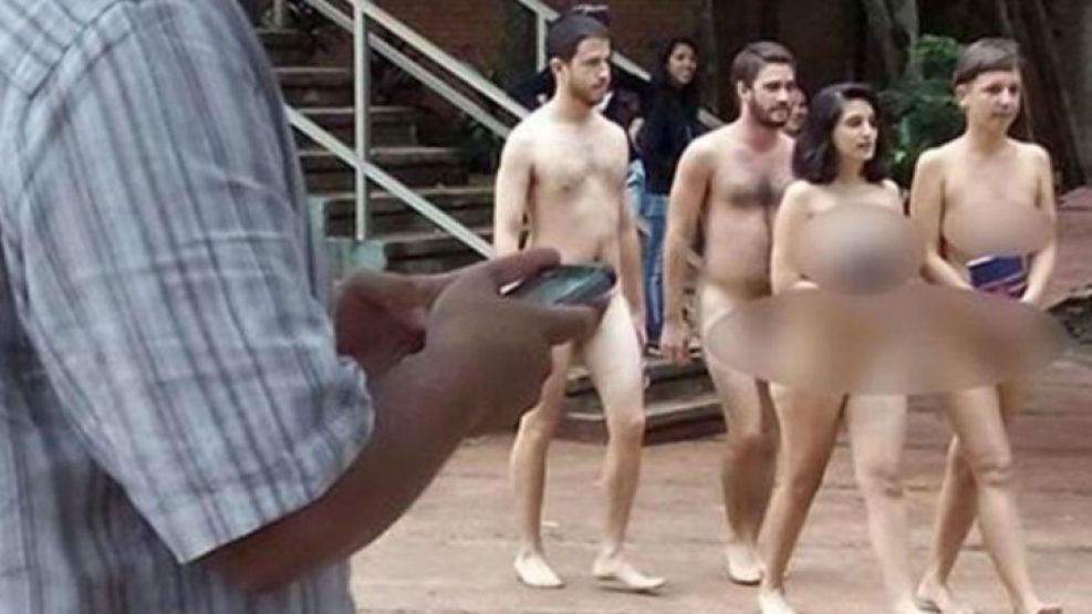 Cuatro personas egresadas de la Universidad Nacional de Misiones (UNaM) se pasearon desnudos por el patio de la Facultad de Arte y Diseño, en la ciudad de Oberá, con la intención de "romper prejuicios