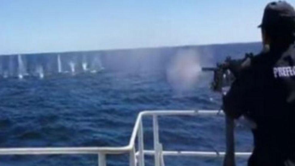 Prefectura disparó contra el barco chino, que escapó hacia aguas internacionales