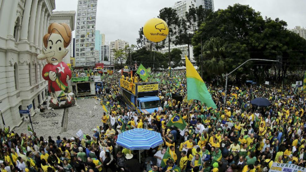 Multitudinarias marchas en contra de Dilma y Lula en Brasil
