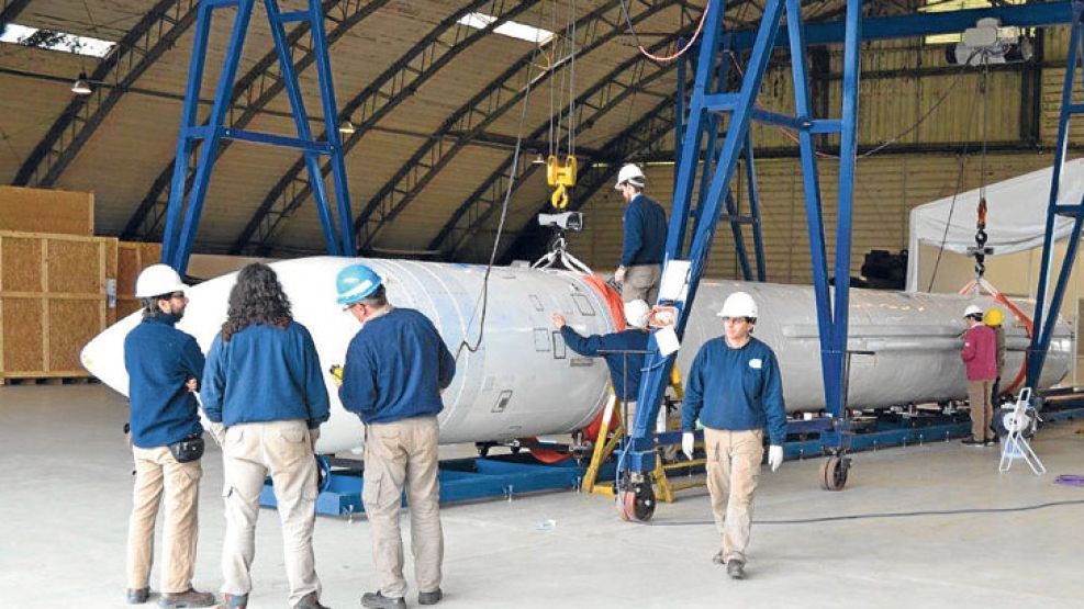Medidas. Especialistas analizan propiedades del cohete integrado en la Base Aeronaval Punta Indio.