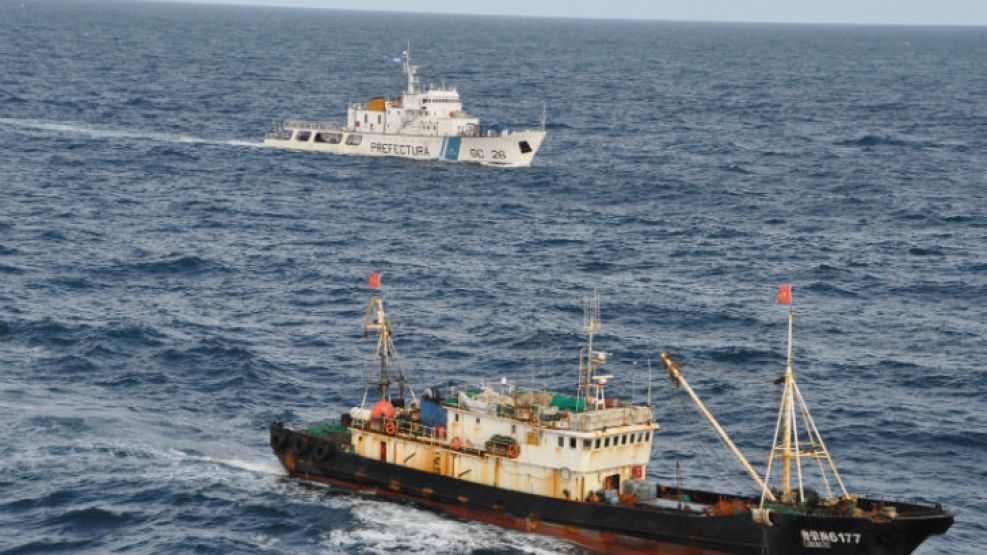 Prefectura Naval hundió un barco chino y rescató a su tripulación