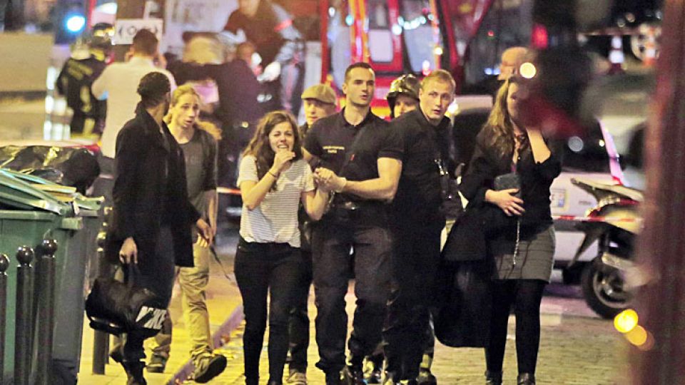 Masacre. Los servicios de emergencia franceses atienden a varias mujeres frente al restaurante Le Carillon, uno de los escenarios de los trágicos tiroteos.