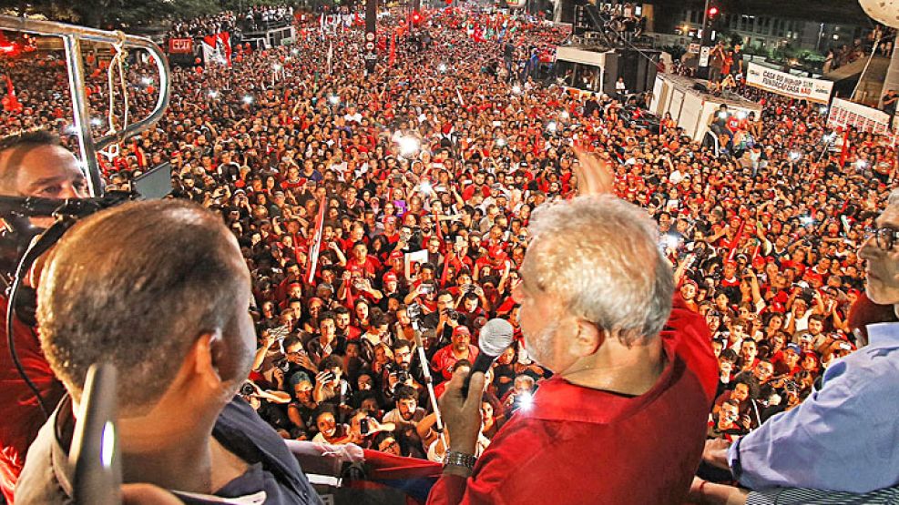 Respaldo. El PT y los movimientos sociales afines dieron el viernes una demostración de fuerza en la emblemática avenida Paulista, donde se concentraron para escuchar a Lula.