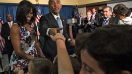 Obama y su esposa con chicos cubanos