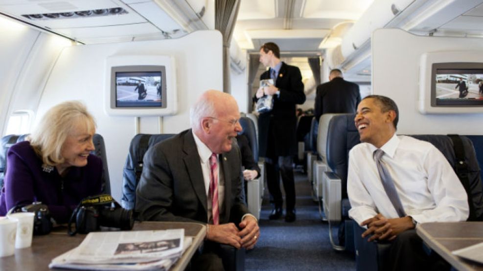El Presidente Obama habla con el senador Patrick Leahy y su esposa, Marcelle Pomerleau Leahy, a bordo del “Air Force One”.