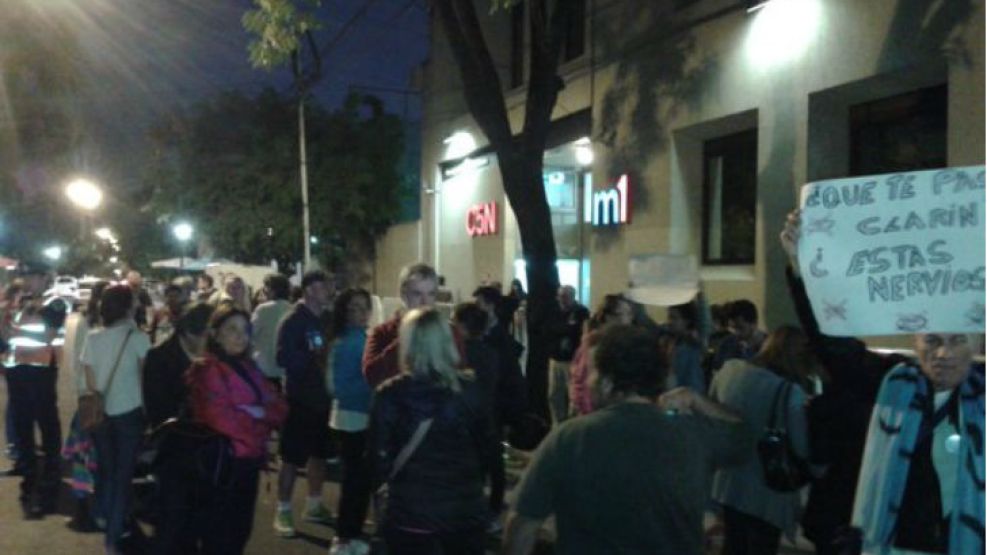Manifestantes en la puerta de C5N apoyando a Navarro.
