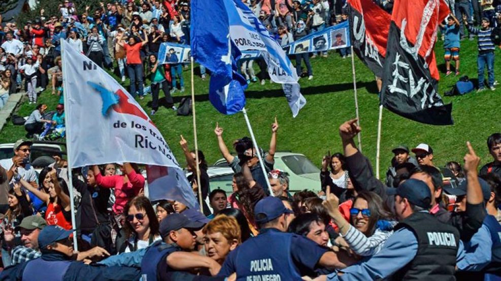 Agrupaciones kirchneristas se aproximaron violentamente hacia la comitiva de Obama en Bariloche .
