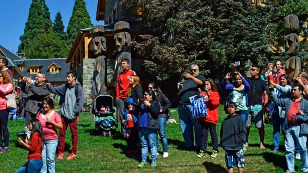 Agrupaciones kirchneristas se aproximaron violentamente hacia la comitiva de Obama en Bariloche .