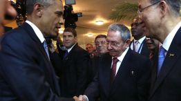 El apretón de manos de Barack Obama y Raúl Castro al incio de la VII Cumbre de las Américas en Panamá.