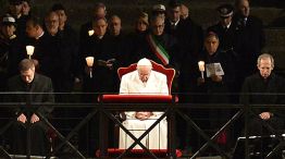 Rito. Antes del Vía Crucis, el Pontífice ofició una ceremonia en la basílica de San Pedro.