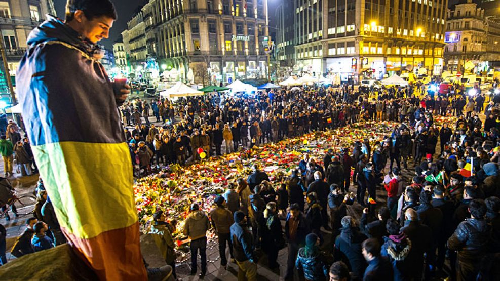 Dolor. Miles de ciudadanos belgas salieron a las calles de Bruselas para recordar a las 34 víctimas fatales y clamar por justicia. Un doble atentado en el aeropuerto y el subte conmovió el martes a to