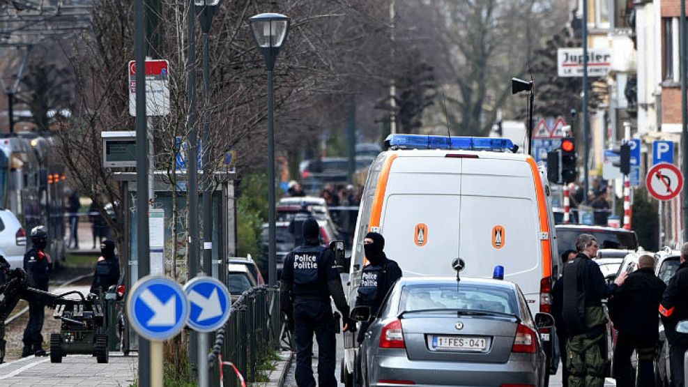 OPERATIVOS. Policías y militares inspeccionaron ayer un presunto artefacto explosivo en Schaarbeek, un barrio de la capital belga.