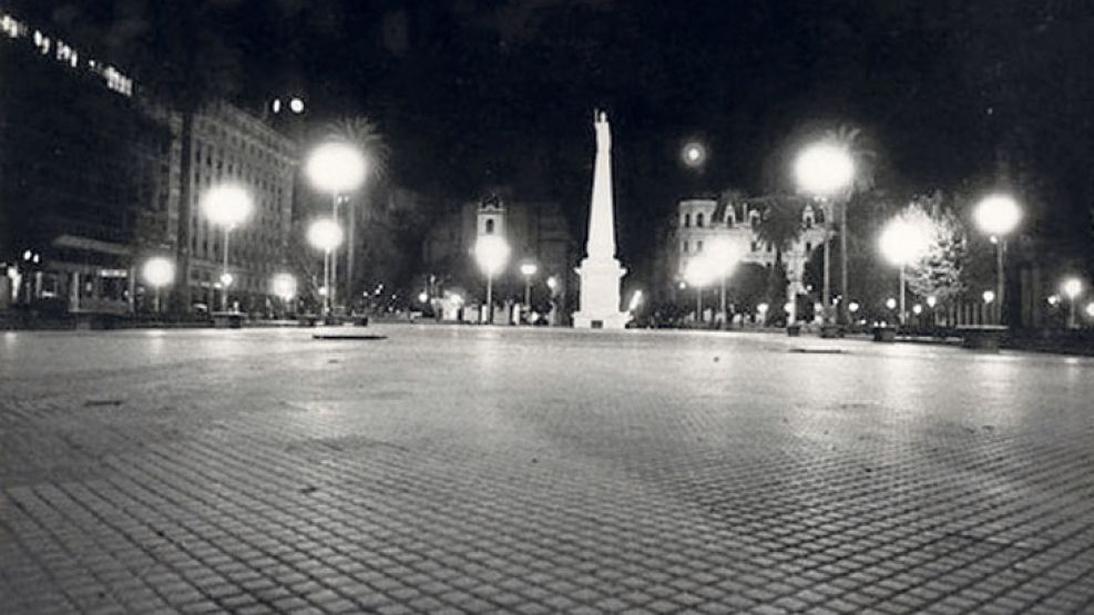 1976. La Plaza de Mayo desierta, a la hora en que los militares se apropiaban de la Casa Rosada.