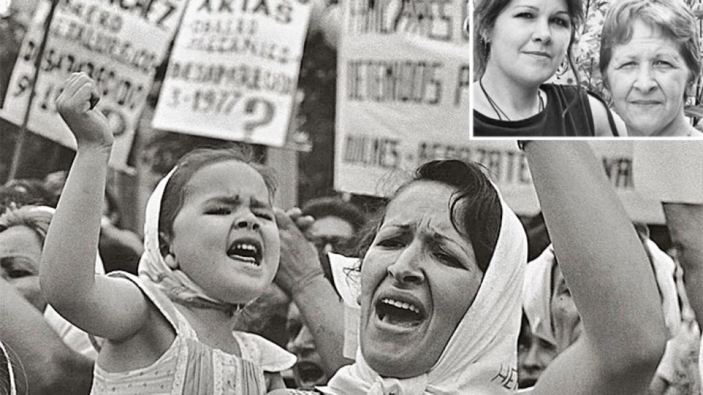 AYER Y HOY. La foto original, de 1982, muestra a Blanca Freitas (23) y su hija Mariela (4) en Plaza Alsina, partido de Avellaneda, reclamando por la aparición de su hermano Avelino Freitas, delegado d
