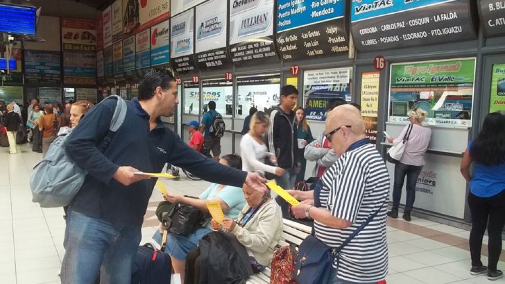 ÉXODO. En las terminales de Retiro y Liniers se repartieron folletos sobre el dengue. 