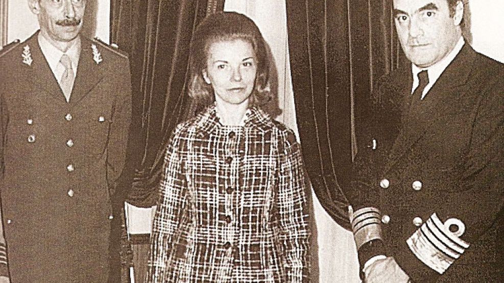 Guardaespaldas. Isabel con Jorge Videla y Emilio Massera en enero de 1976, meses antes del golpe militar que dejó muertos y desaparecidos.