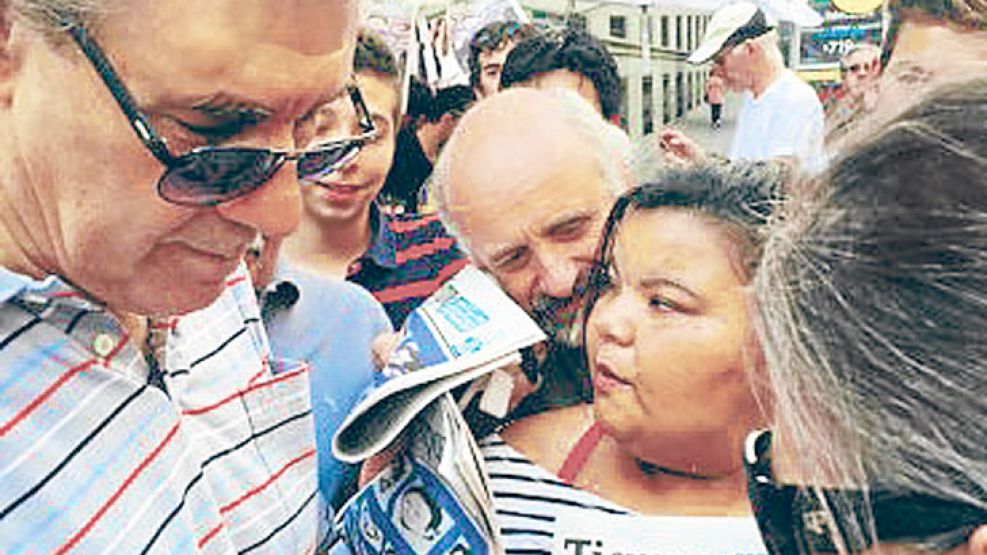 Víctor Hugo reparte copias del diario Tiempo en el acto del viernes en Plaza de Mayo. <br>