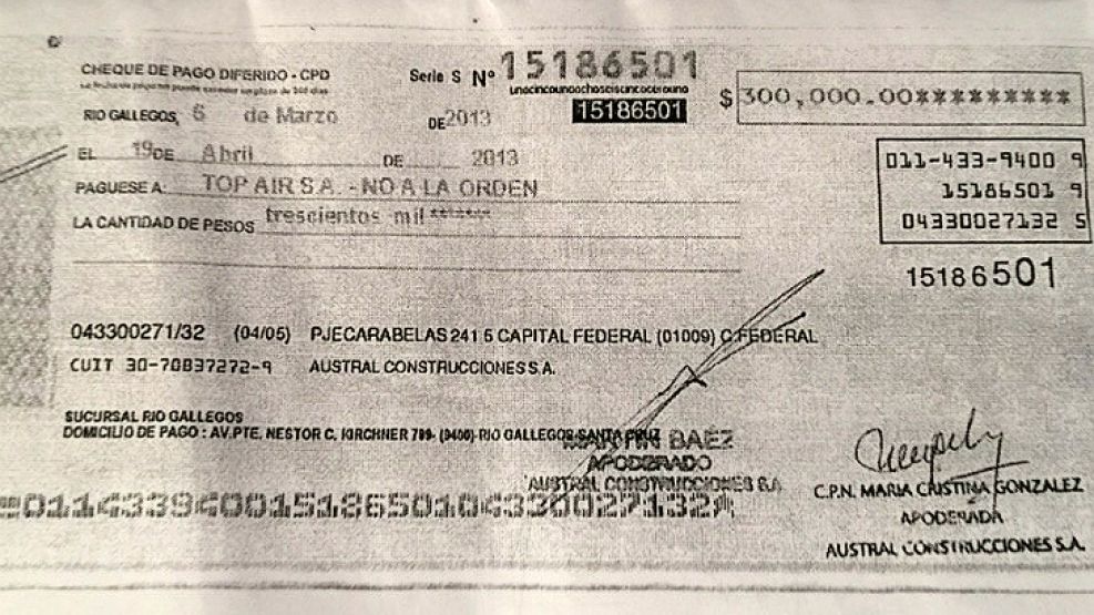 Fotografía del cheque firmado por Martín Báez para la empresa aérea de su padre, Lázaro Báez.