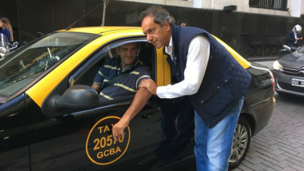 Scioli defendió a los taxistas que protestan contra la llegada de Uber al país.