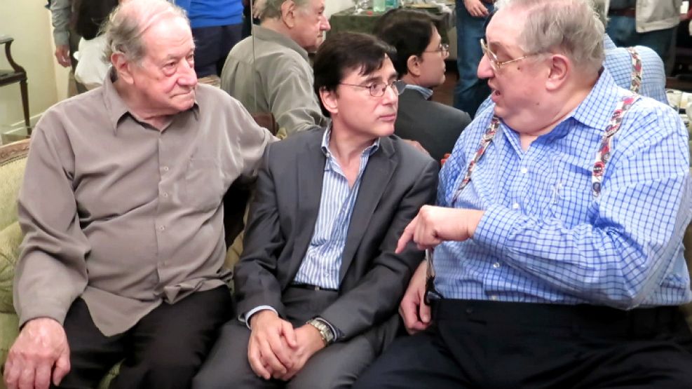 Robert Cox, Jorge Fontevecchia y el ex diplomático Tex Harris durante una distendida charla.
