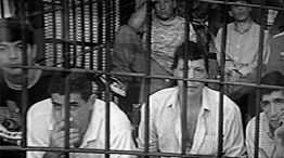 Los presos exhibían a uno de los heridos del motín