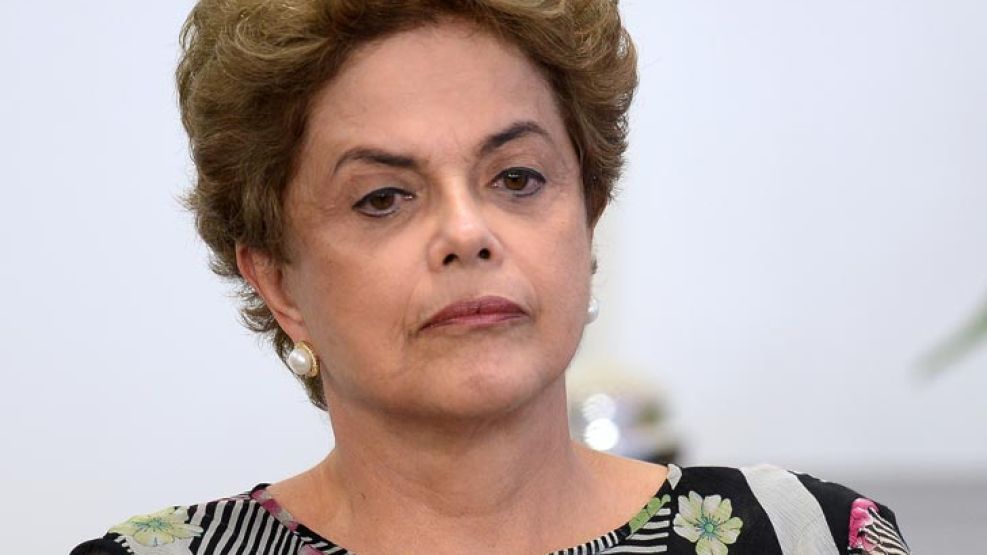 La Presidente de Brasil, Dilma Rousseff, suspendió su viaje a Washington por la crisis política en su gobierno.