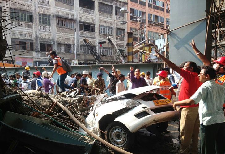 La policía, los servicios de socorro y los transeúntes trabajaron en conjunto para tratar de levantar los bloques de cemento y de metal para rescatar a supervivientes.