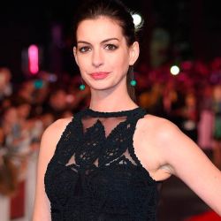 Exitoina | Filtran fotos de Anne Hathaway completamente desnuda