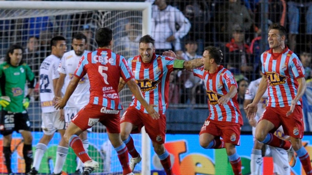 Argentino de Quilmes goleó y es escolta del campeón Talleres de