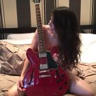 Victoria Vannuci con la guitarra 2