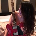 Victoria Vannuci con la guitarra