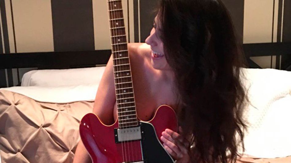 Victoria Vannuci con la guitarra