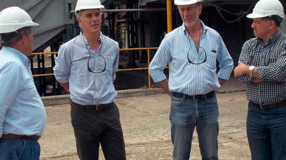 Adrogué (segundo desde la izquierda), junto al Coordinador Ejecutivo de la Unidad para el Cambio Rural (UCAR), Jorge Neme,