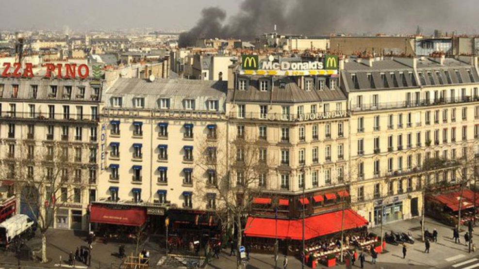 Una nube de humo invadió el centro de París