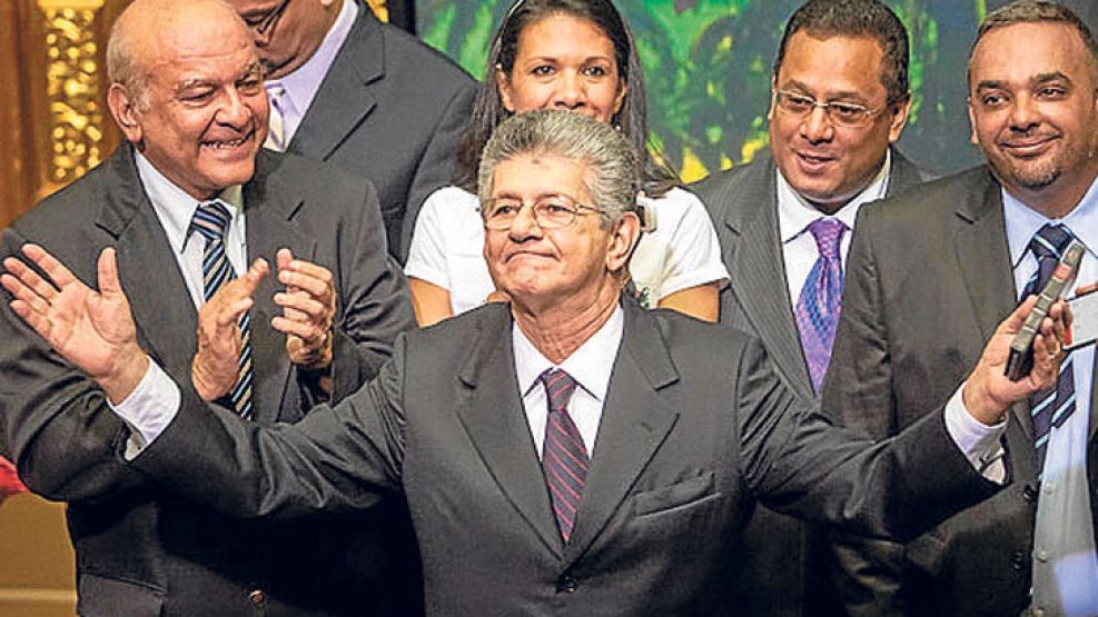 Presidentes. Henry Ramos Allup, titular del Parlamento, y Nicolás Maduro, que nombró a la Corte después de perder los comicios.