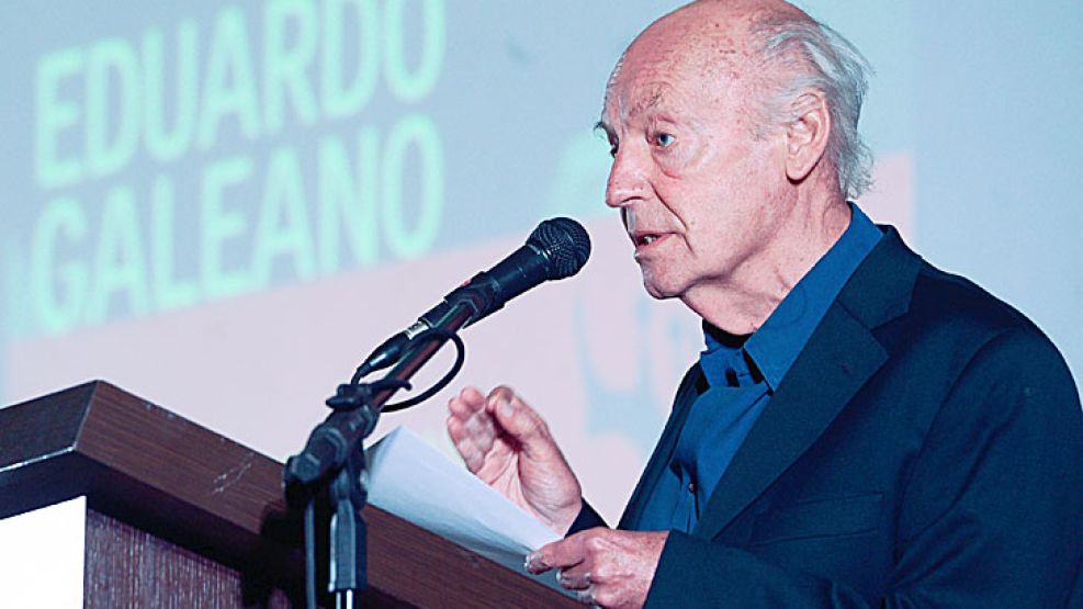 Voz propia. El escritor uruguayo fue uno de los invitados especiales en la II Bienal del Libro y la lectura abierta en Brasilia en 2014. Una de sus últimas imágenes.  <br>