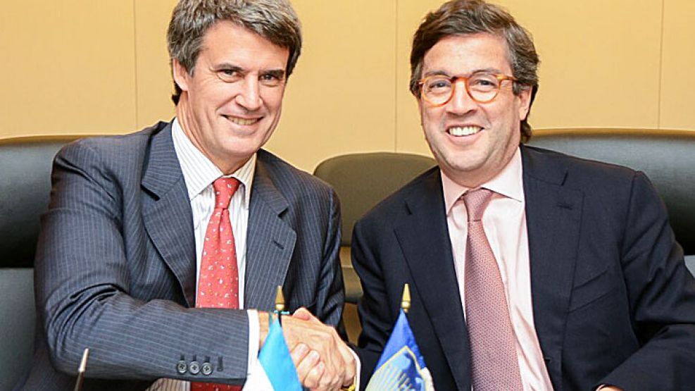 SONRISAS. El ministro, junto a Luis Alberto Moreno, del Banco Interamericano de Desarrollo.