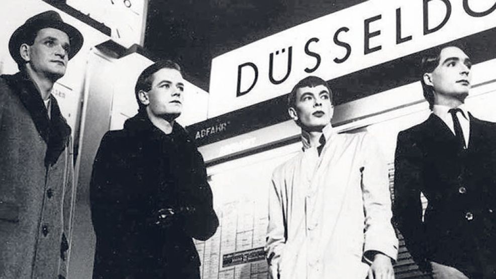 Kraftwerk. Banda alemana de música electrónica formada por Ralf Hütter y Florian Schneider en 1970 en Düsseldorf. Su característica: ritmos repetitivos con melodías pegadizas.