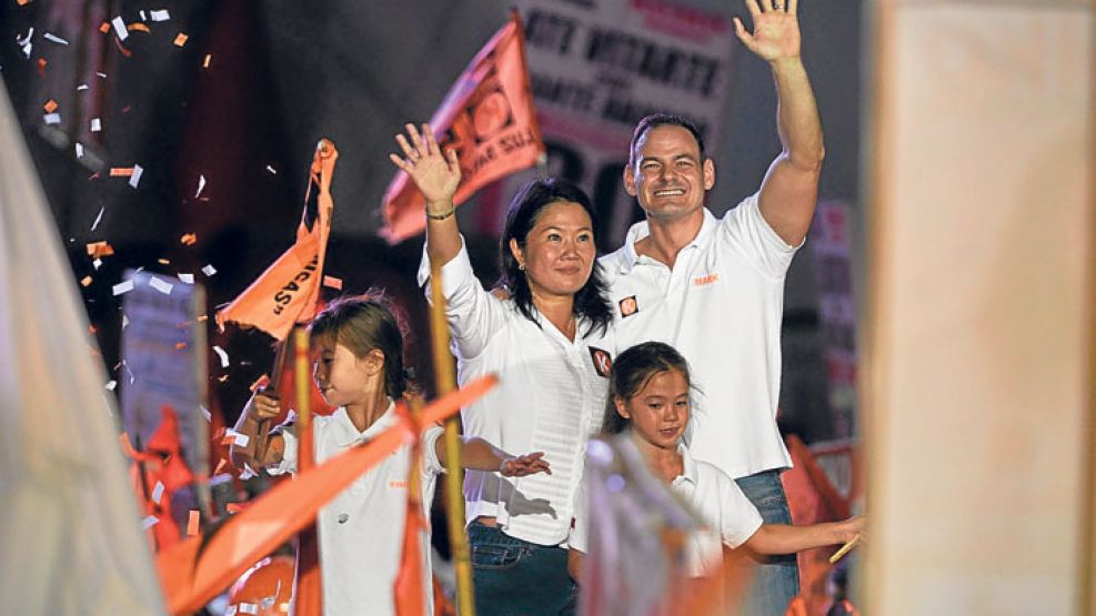 Ola naranja k. La líder de Fuerza Popular vistió su campaña con los mismos colores que Scioli en Argentina. 
