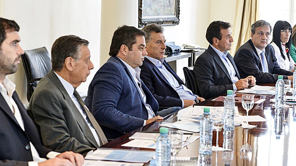 Reunión. Ayer, el presidente Macri recibió en la Quinta de Olivos al ministro de Trabajo, Jorge Triaca, y a otros funcionarios.