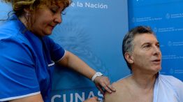  El presidente Mauricio Macri se aplicó esta mañana en el Hospital Fernández la vacuna antigripal en el marco de la campaña 2016 