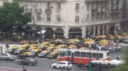 Taxistas protestan contra Uber.