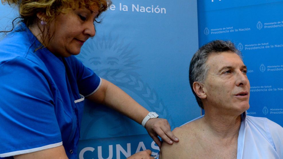  El presidente Mauricio Macri se aplicó esta mañana en el Hospital Fernández la vacuna antigripal en el marco de la campaña 2016 