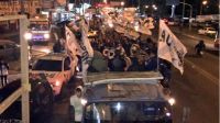 Agrupaciones kirchneristas realizan una caravana en apoyo a la expresidenta.