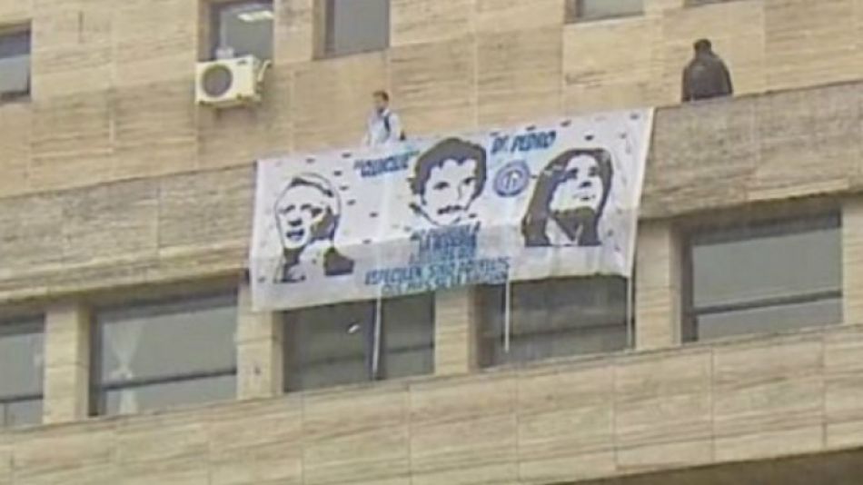 Detuvieron a dos empleados judiciales por colgar una bandera de Néstor y Cristina en Comodoro Py.