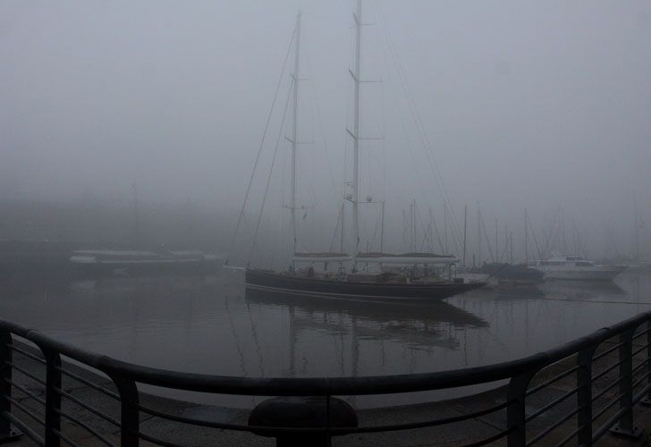 Baños de niebla sobre la ciudad de Buenos Aires.