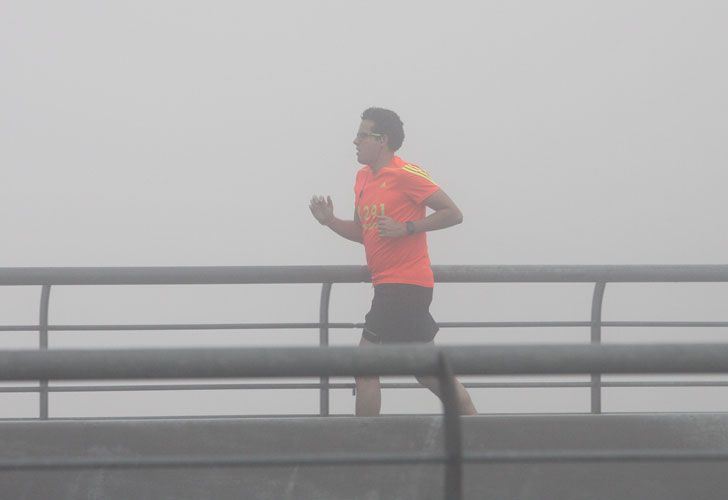 Baños de niebla sobre la ciudad de Buenos Aires.