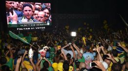 En un ambiente tenso y de gritos, los diputados brasileños votaron a favor del juicio político a la presidenta.