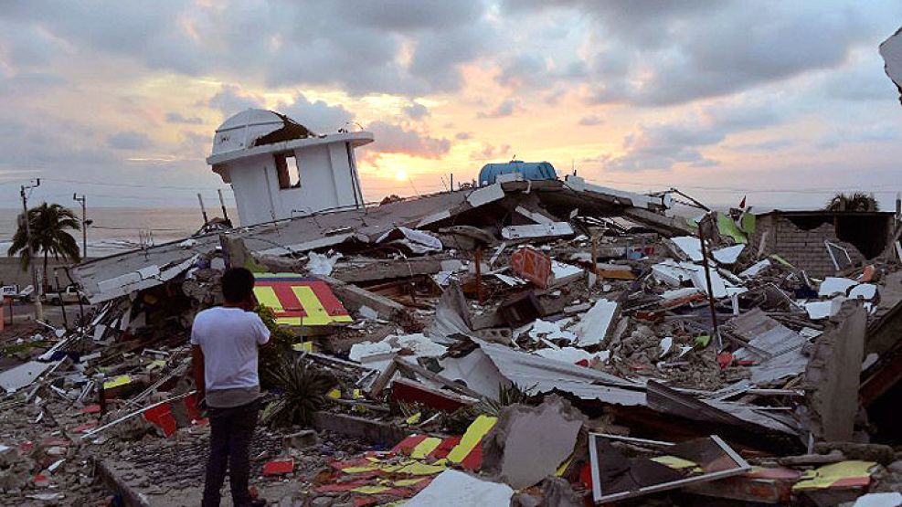 Dantescas imágenes tras el sismo de Ecuador. Siguen los intentos de rescate.